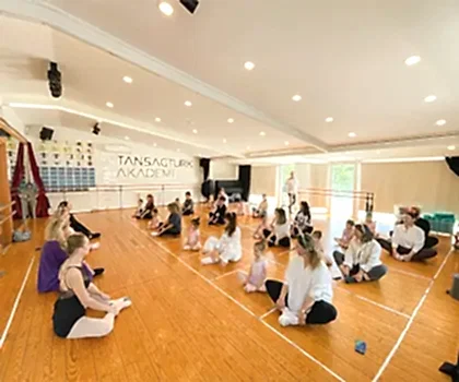 Anneler ve Kızları Bale Yapıyor