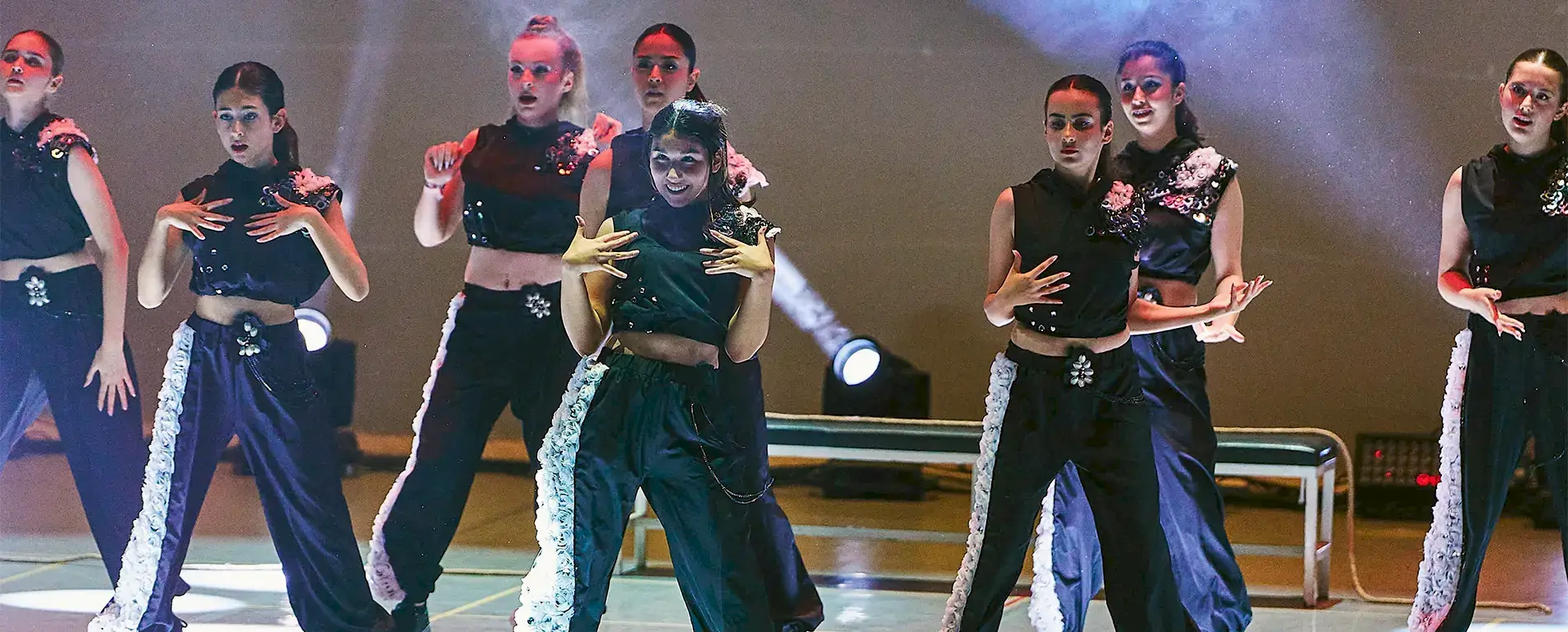 İzmir-Sahilevleri okulu gösterisinden bir sahne